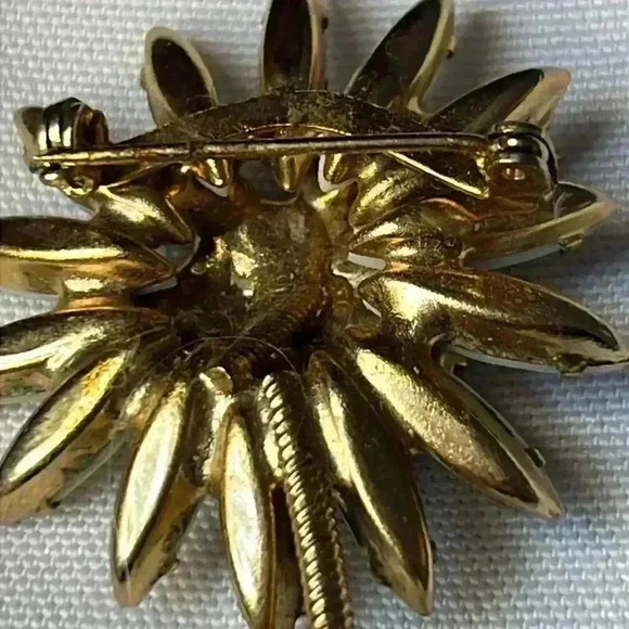 Vintage D&E Juliana Brooch flower black rhinestones milk glass - Picture 4 of 5